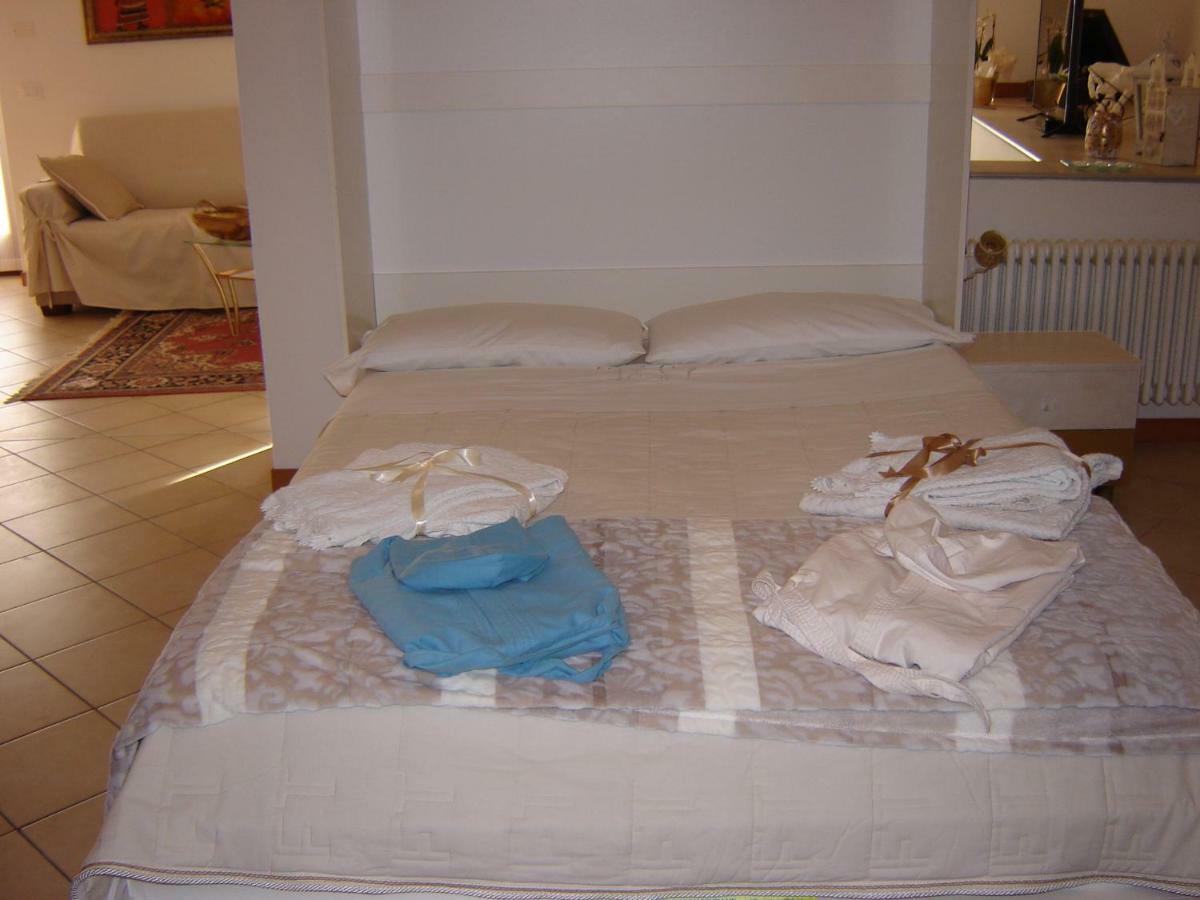 Casa Del Sole Appartamento N° 2 White And Gold Room Гавардо Екстериор снимка